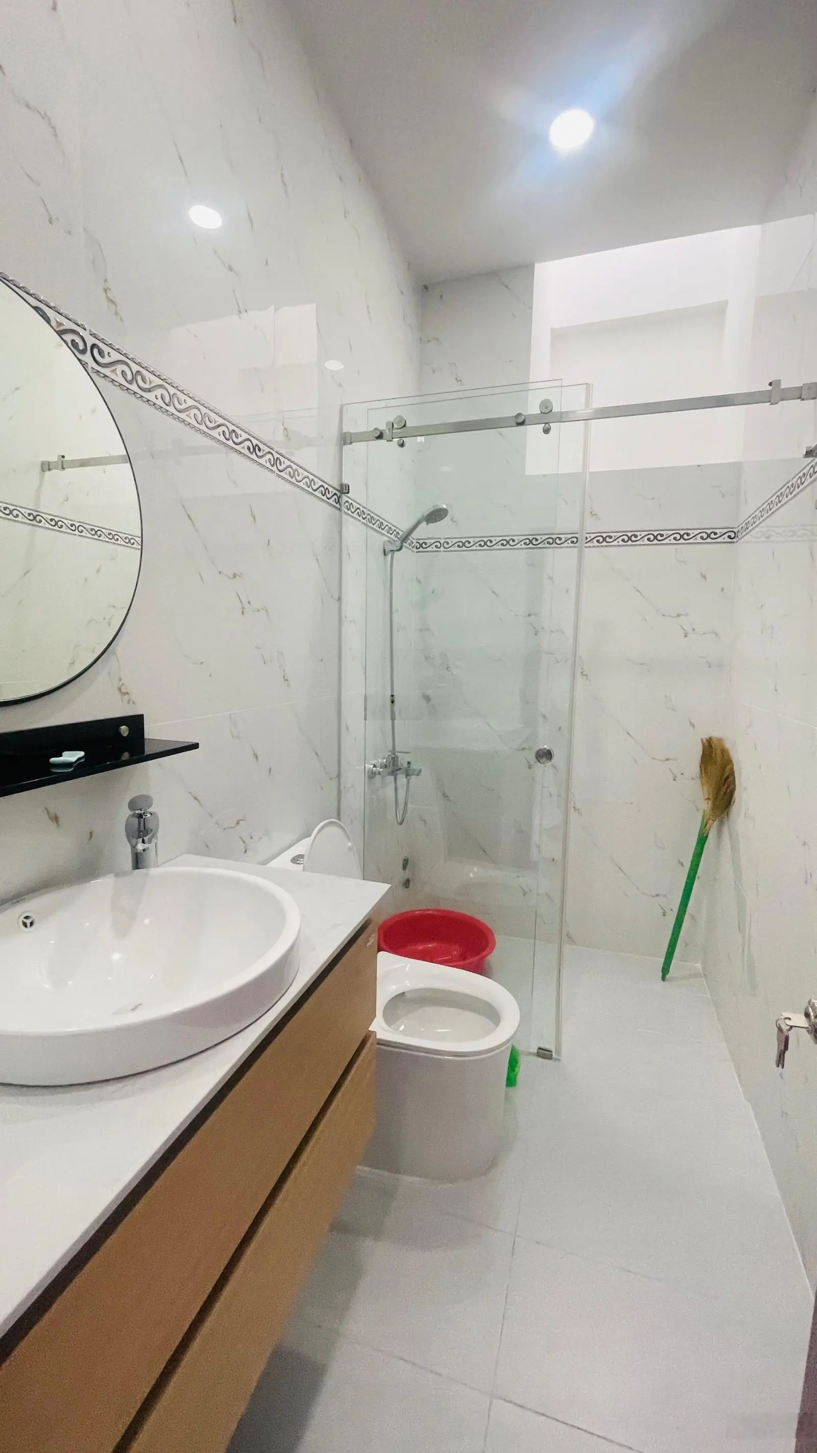 Hạ giá 400 triệu bán nhà mặt tiền đường rộng 13m - vừa ở vừa kinh doanh - cách biển chỉ 3 đi xe