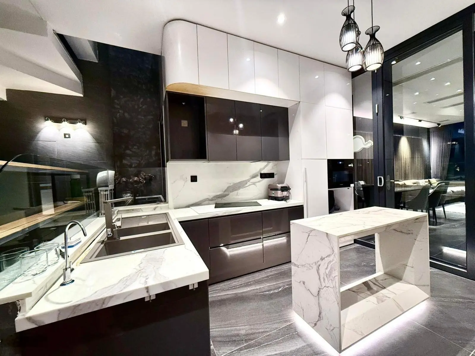 Bán nhà đẹp 5 tầng có thang máy mặt tiền Thanh Sơn - Thanh Bình - Hải Châu, 77m2 ngang 4,5m