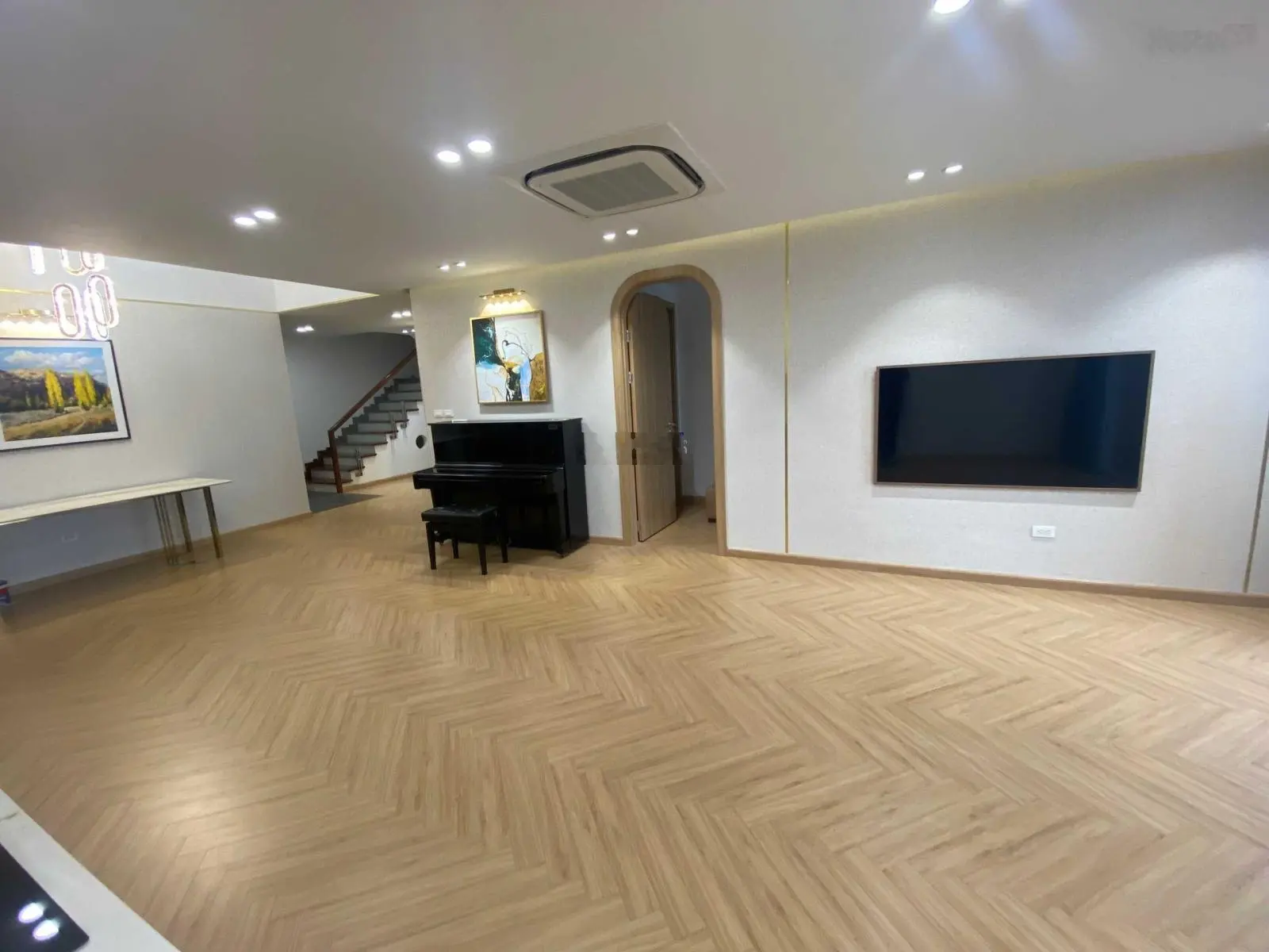 Chuyển nhà xuống biệt thự nên gia đình tôi đang cần bán căn hộ duplex DT 235m2, đầy đủ nội thất