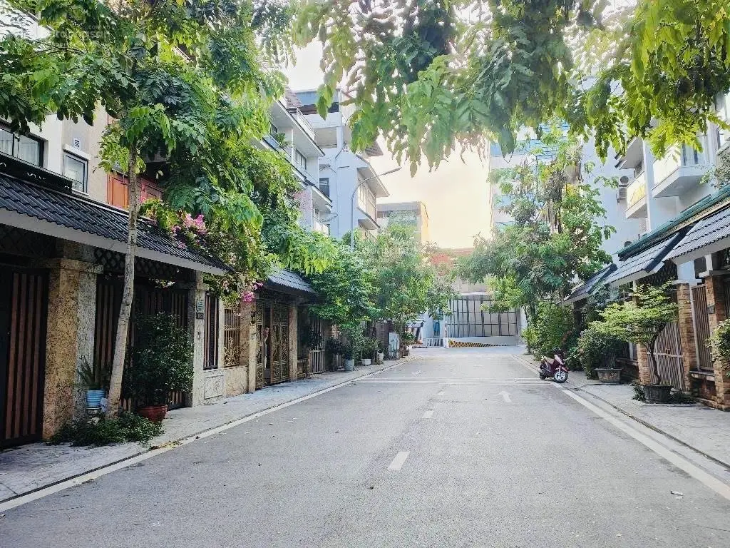 Cần bán nhà liền kề, khu dự án thấp tầng HBT - nhà mới đẹp full NT, 5tầng DT 100m2 MT 5m, 28,5 tỷ