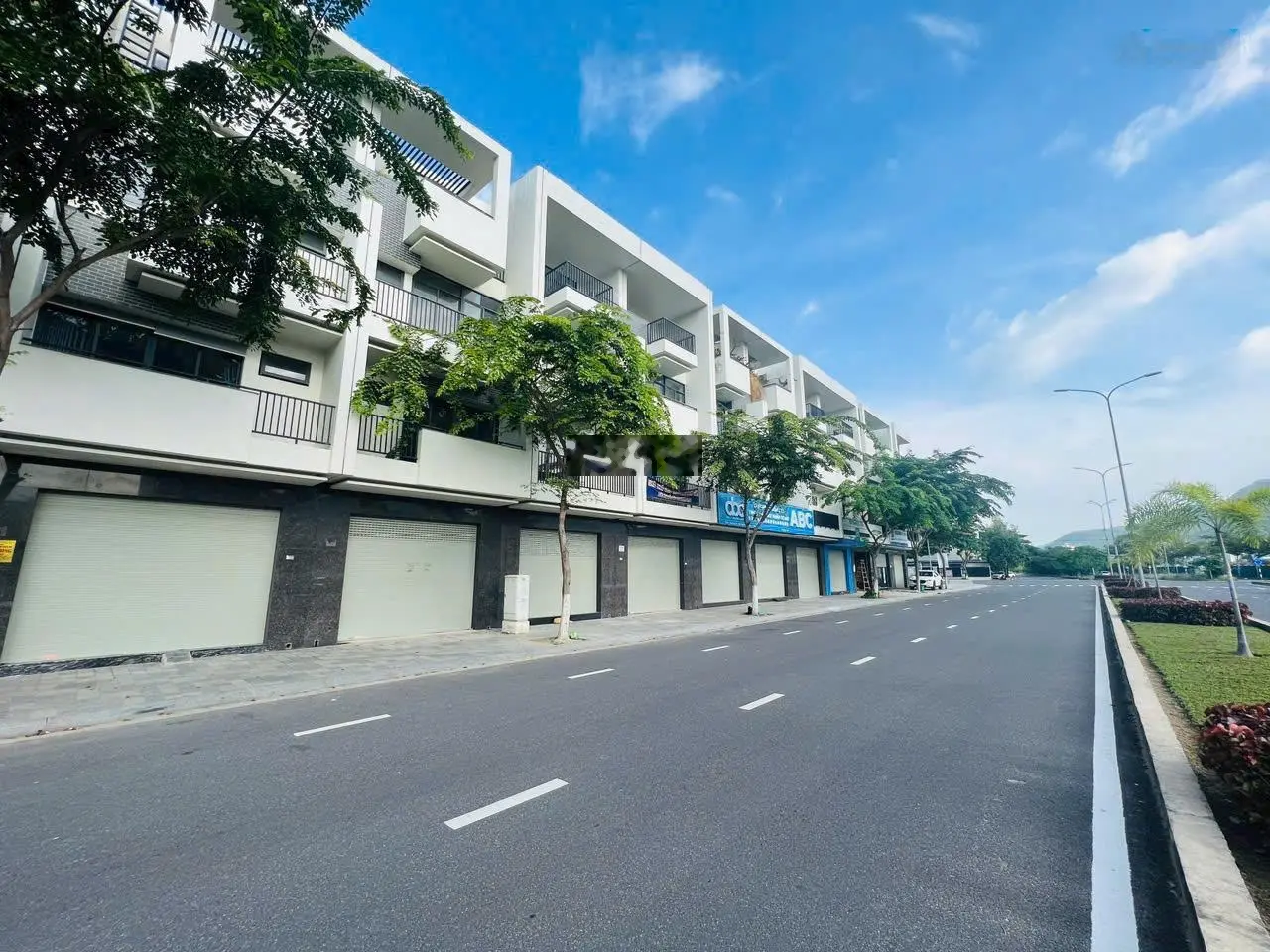Nhà shophouse 4 tầng mặt tiền kinh doanh đường Võ Văn Kiệt A1 KĐT VCN Phước Long, có sổ hồng