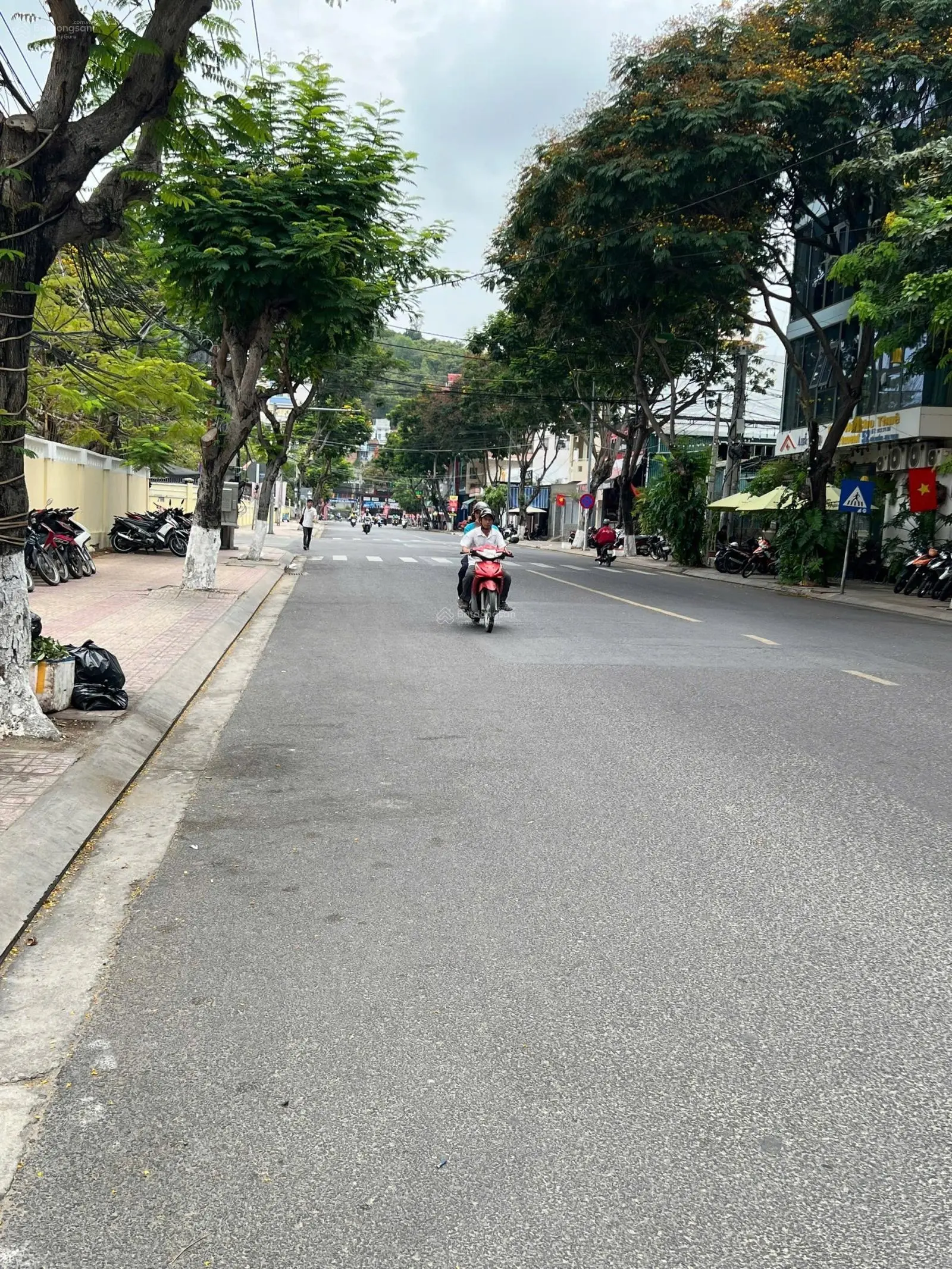 Nhà mặt tiền Hòn Chồng gần Biển