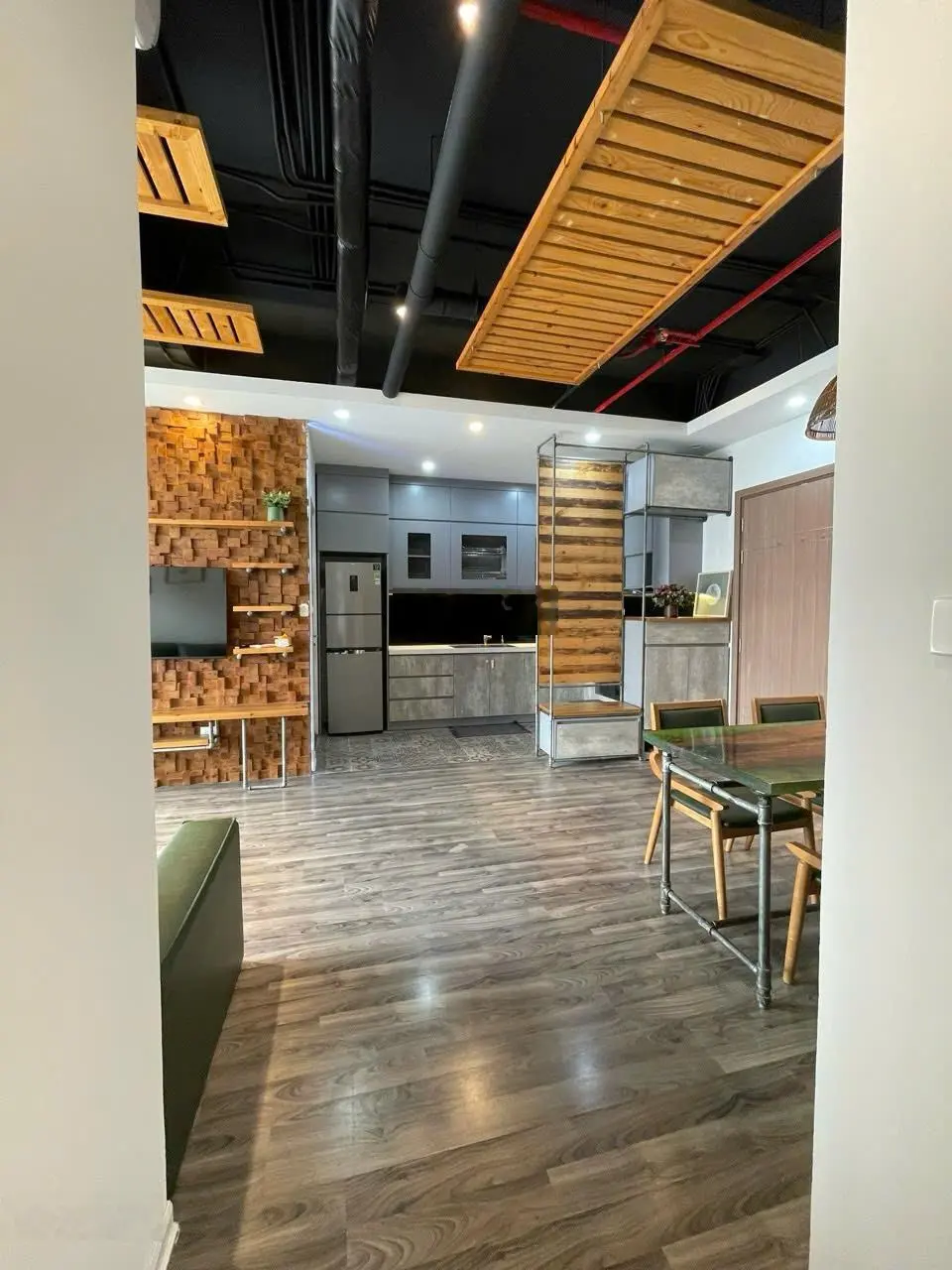 Bán căn hộ tầng cao tòa A2, 79m2, 2 ngủ đã cải tạo rất đẹp tại Vinhomes Gardenia. LH: 0398 195 ***
