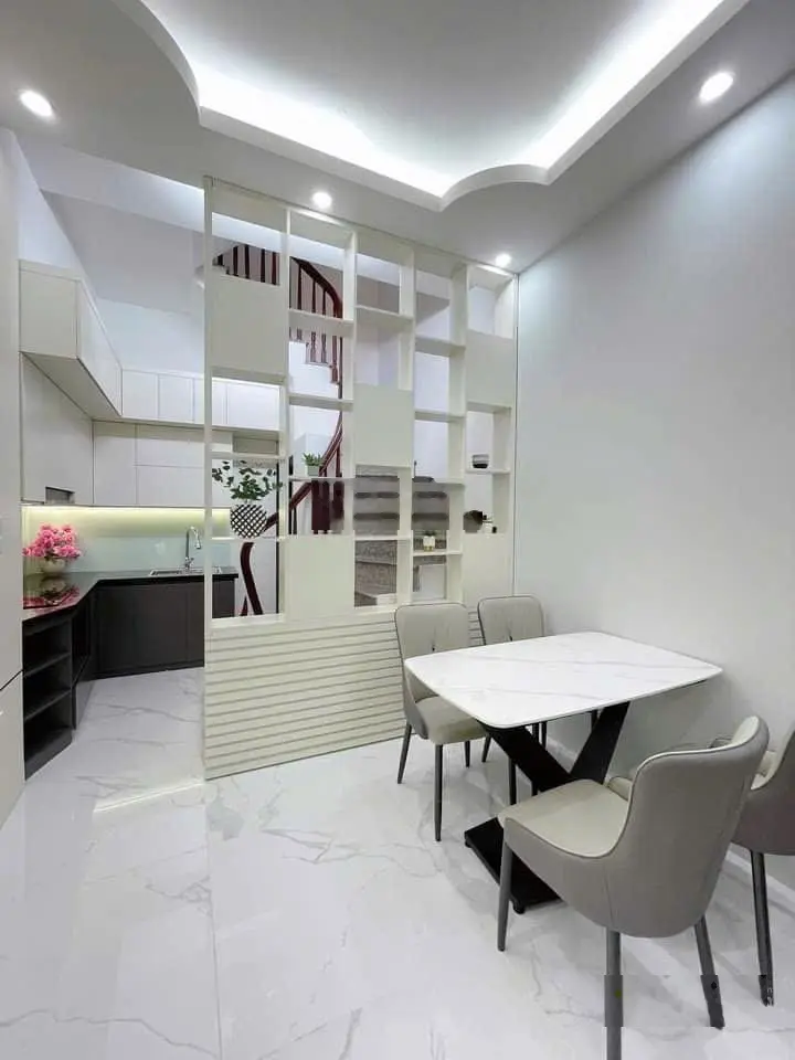 Chủ nhà là người quen nhờ bán - ngõ phố Khâm Thiên, giao thông thuận tiện, sân chơi cạnh nhà