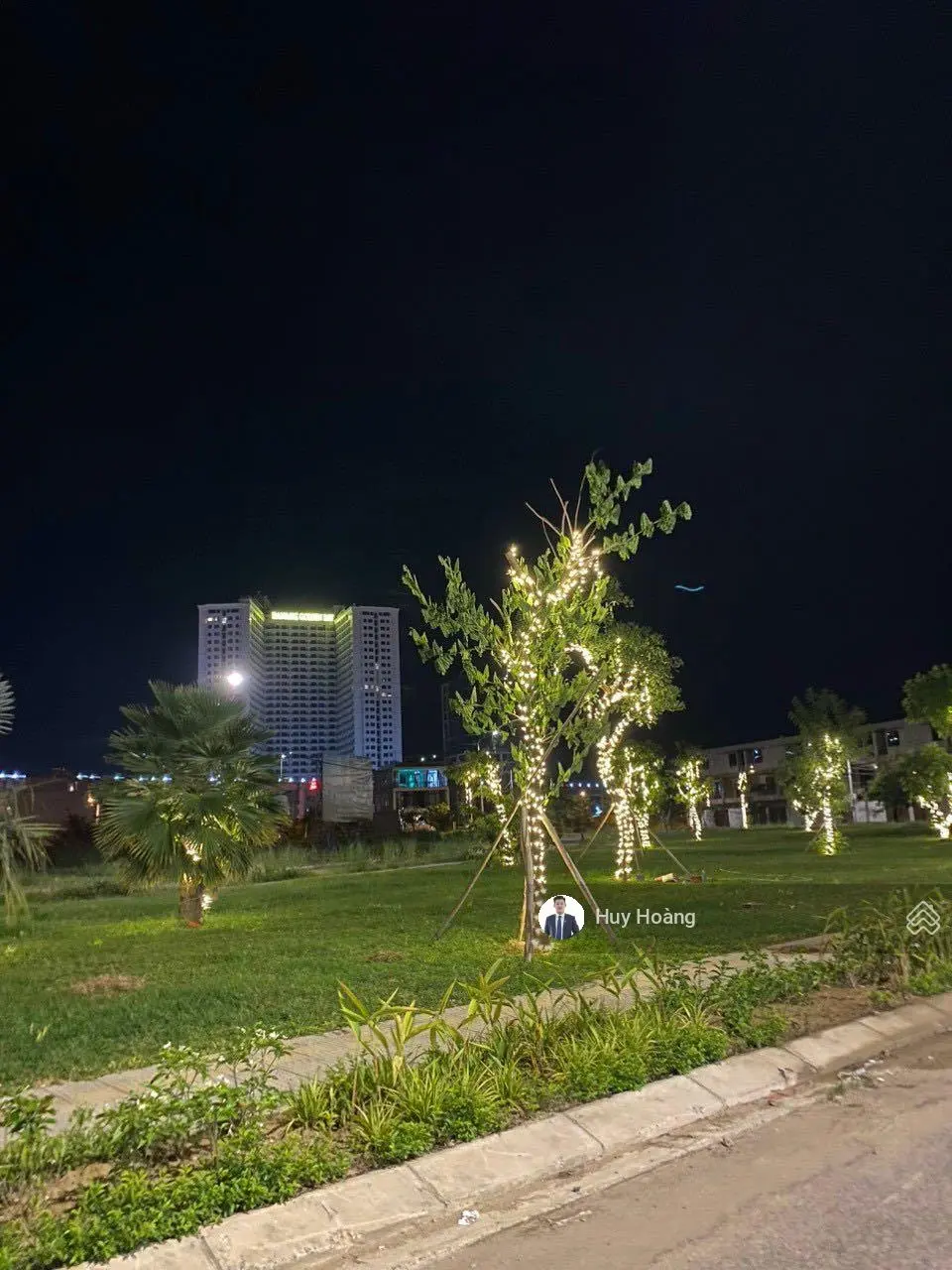 Chính chủ cần bán nhanh căn shophouse 3,5 tầng view Pháo Hoa. Diện tích 144m2. Cách sông Hàn 150m2