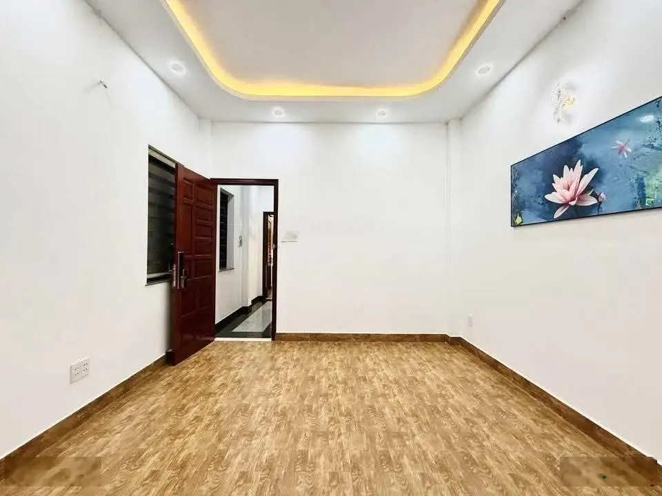 Nhà căn góc 2 mặt hẻm xe hơi với 6 phòng ngủ siêu đẹp, 3 lầu, gần emart