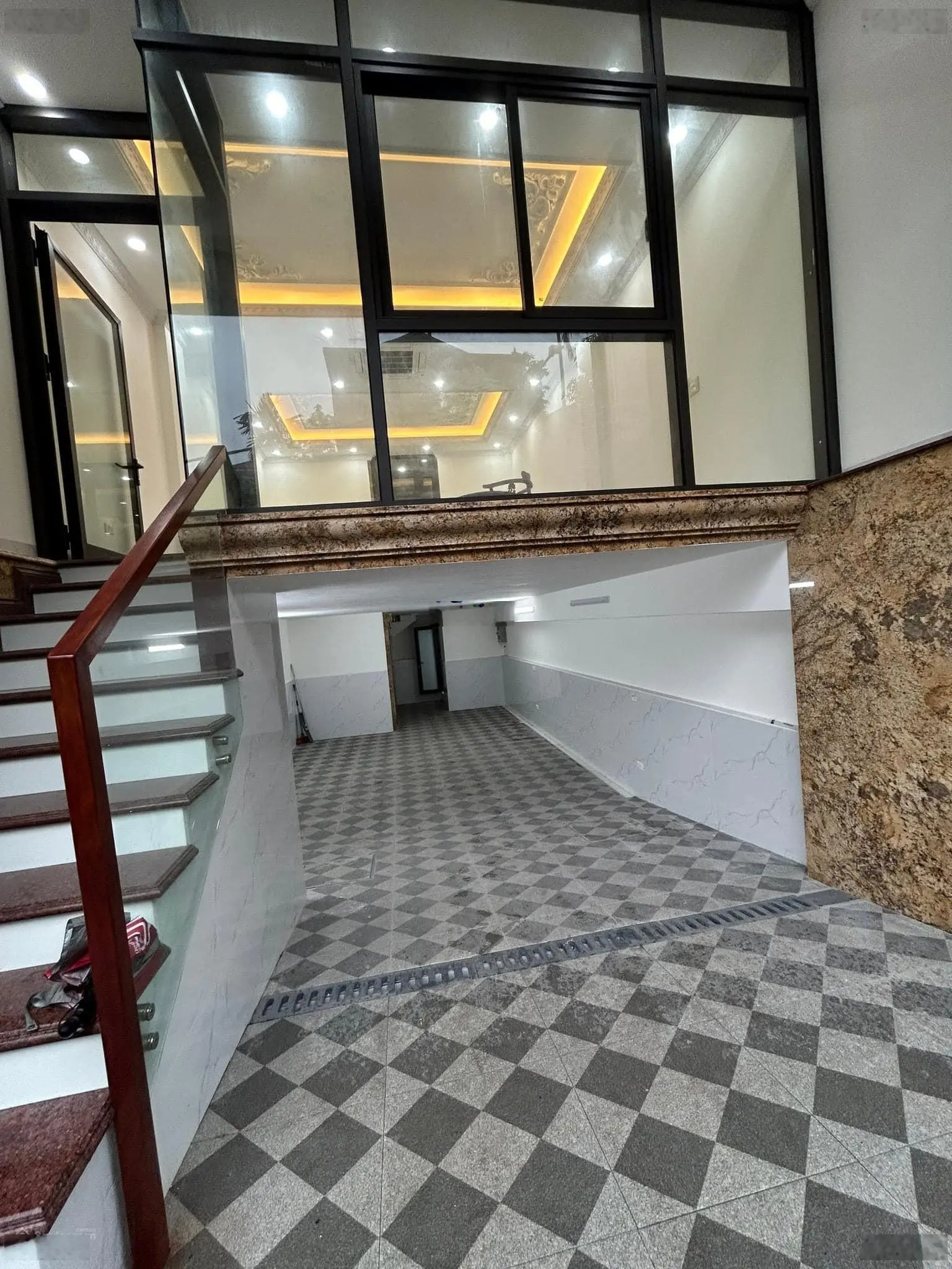 Cần bán nhà 2 mặt ngõ phố Võng Thị- Lạc Long Quân, Quận Tây Hồ, DT 115m2 x 5T, MT 6,6 m, ôtô tránh,