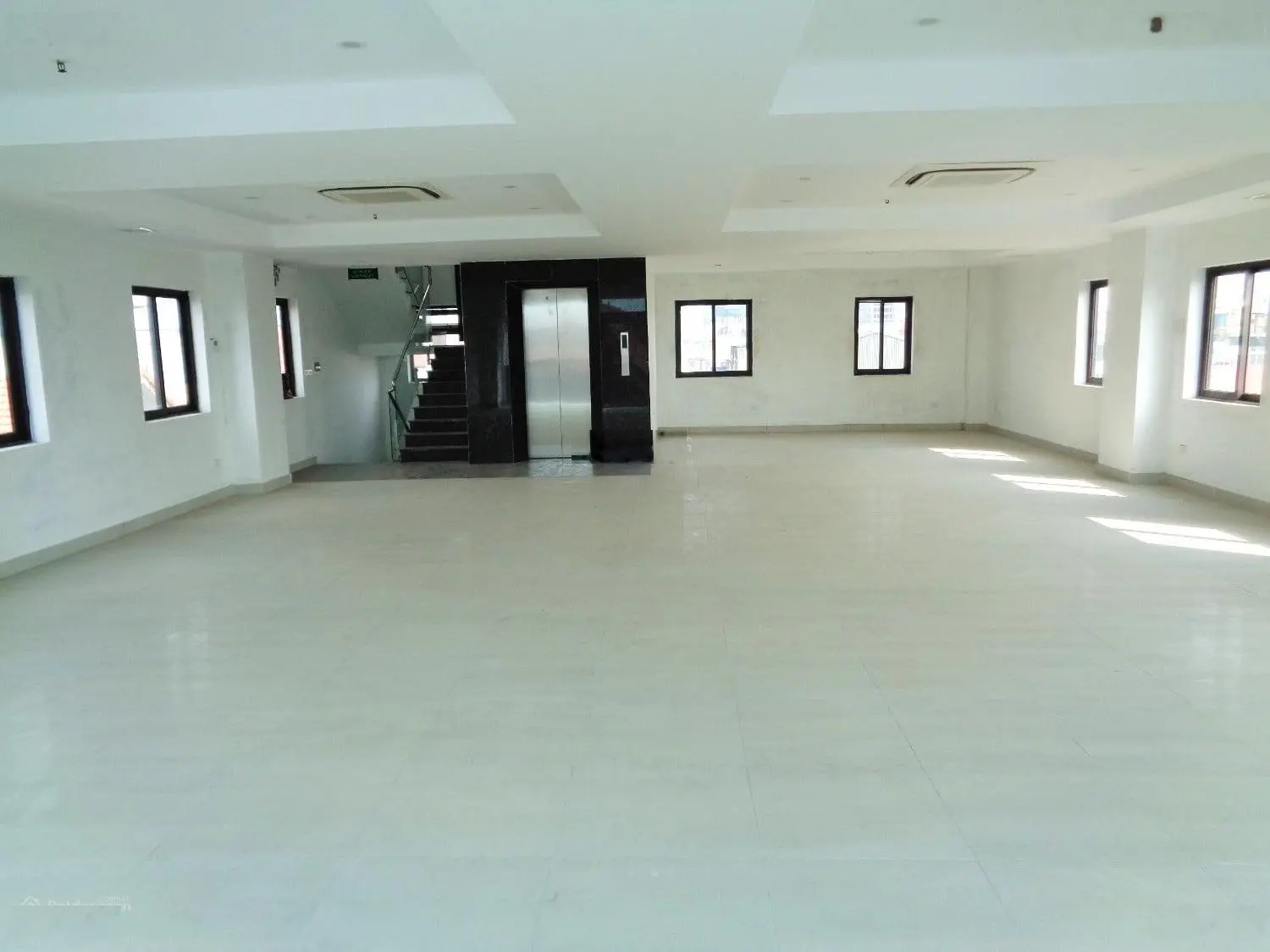 Bán nhà Mai Dịch, Cầu Giấy. Lô góc 82m2 , lô góc, mặt tiền 18m, vỉa hè 18m, dưới cà fee nhỉnh 19 tỷ