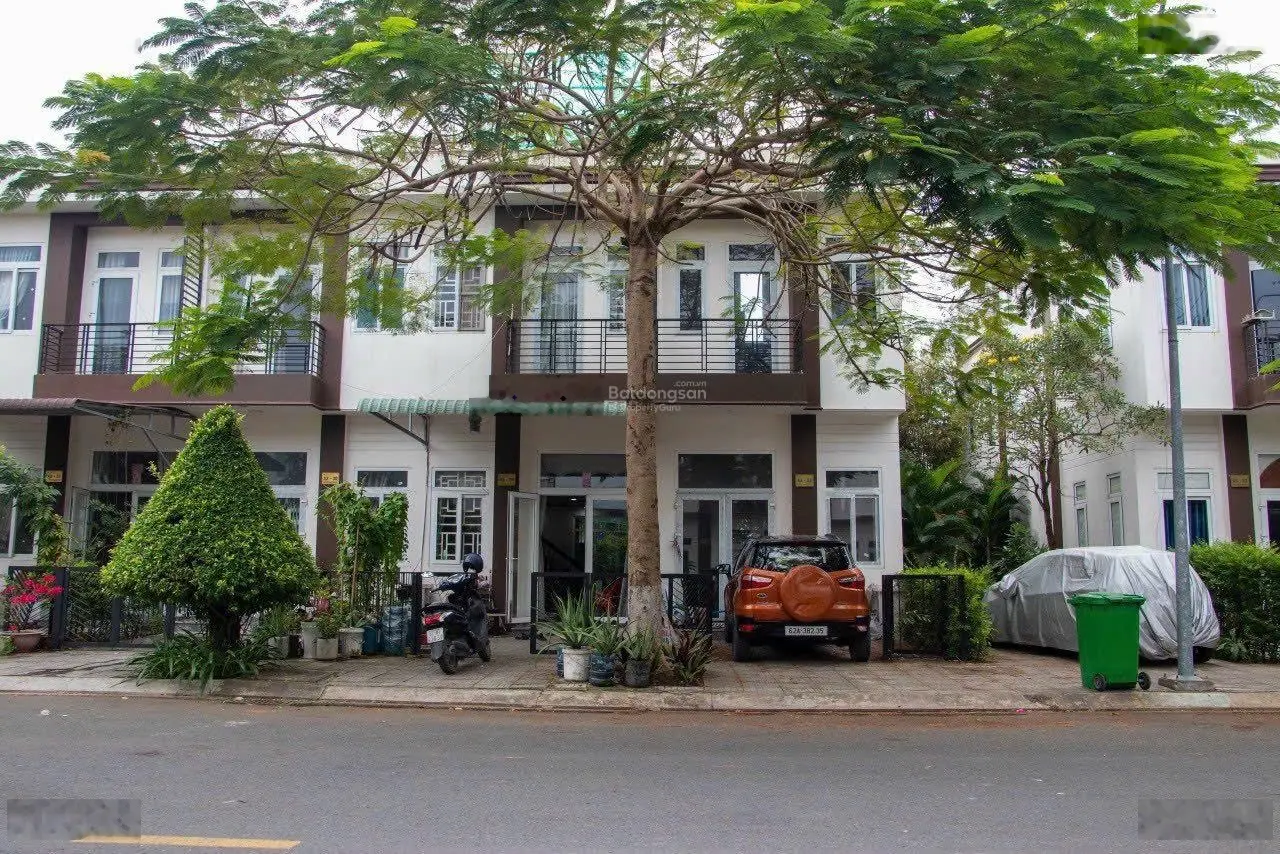 Định cư Canada cần bán gấp nhà phố 1,4 tỷ. Sổ hồng riêng, công chứng ngay. Liên hệ: 0967833707