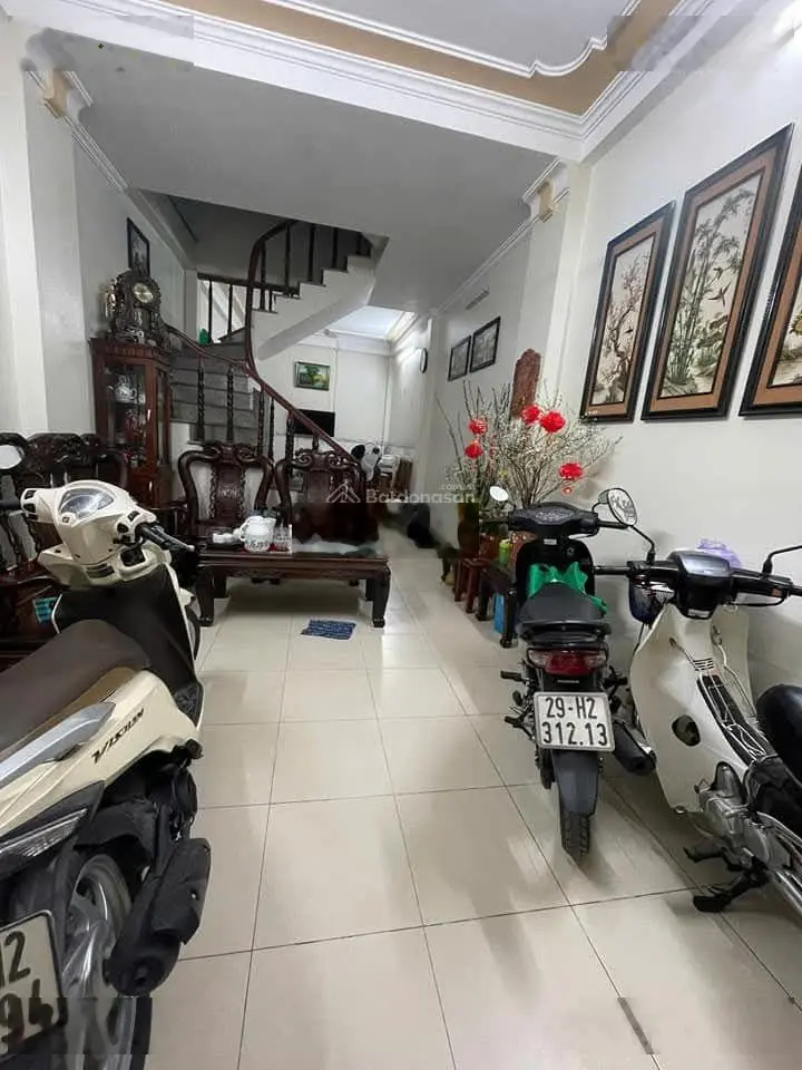 Bán gấp nhà mặt phố, trung tâm quận Hai Bà Trưng, dân xây kiên cố, thang máy, kinh doanh sầm uất