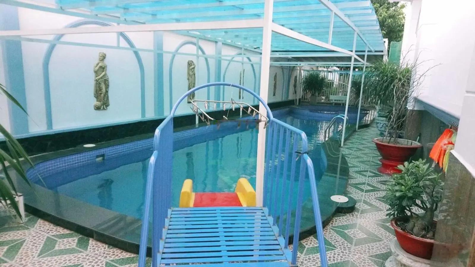 Biệt thự sân vườn hồ bơi ngã 4 Hòa Lân 28*43m LH 0909 036 ***
