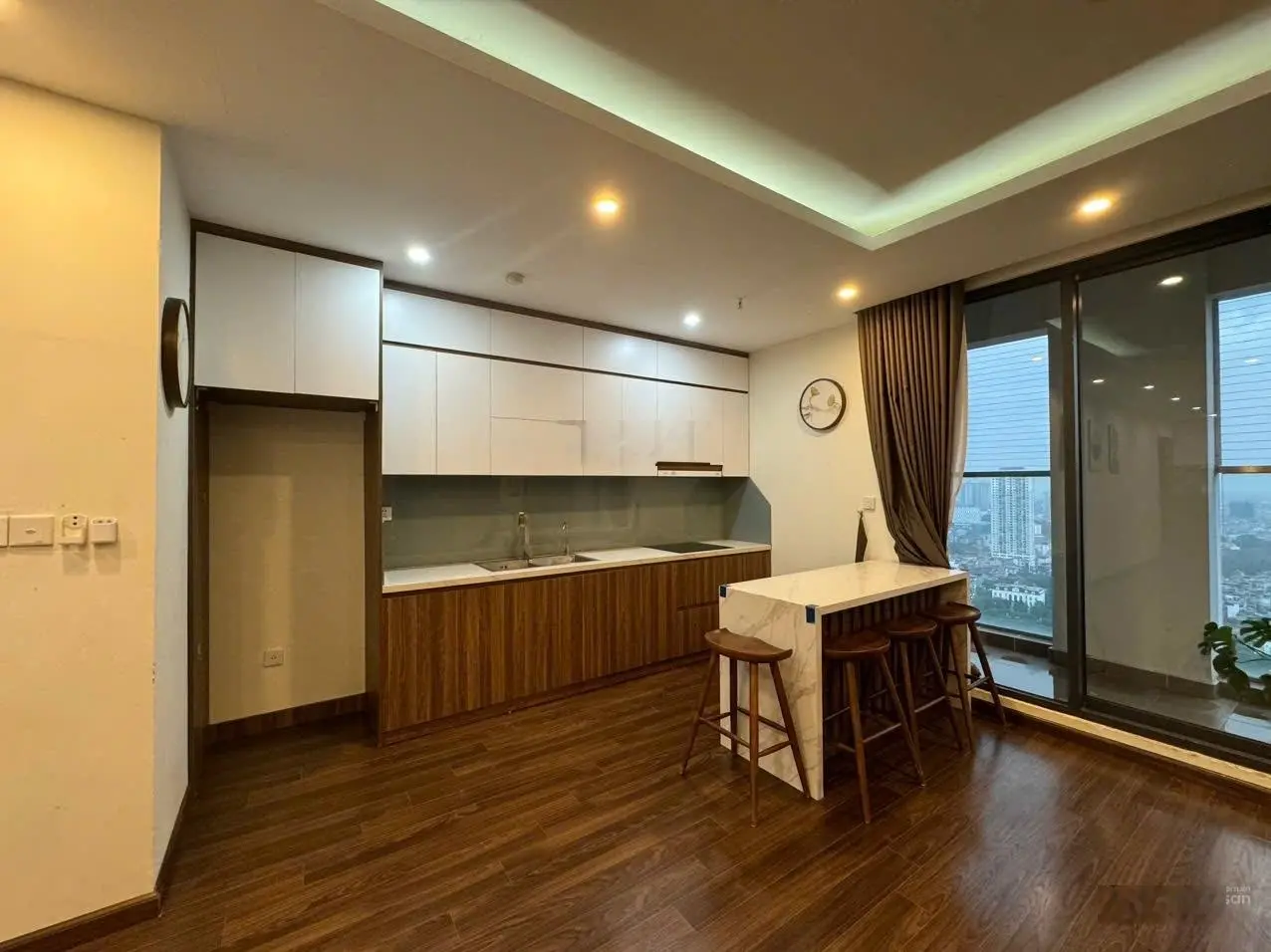Cần bán gấp căn hộ 2 phòng ngủ tầng trung, ban công hướng thoáng mát. Nhấc máy gọi em : 0343 191 ***