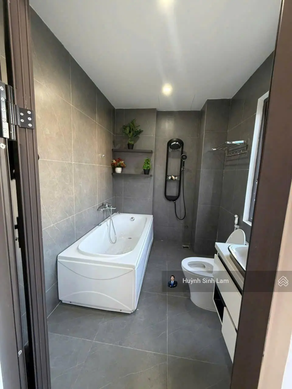 Bán nhà 4 tầng mặt tiền đường 7m5 , sát biển phạm văn đồng- đối diện trường cấp 3- sơn trà