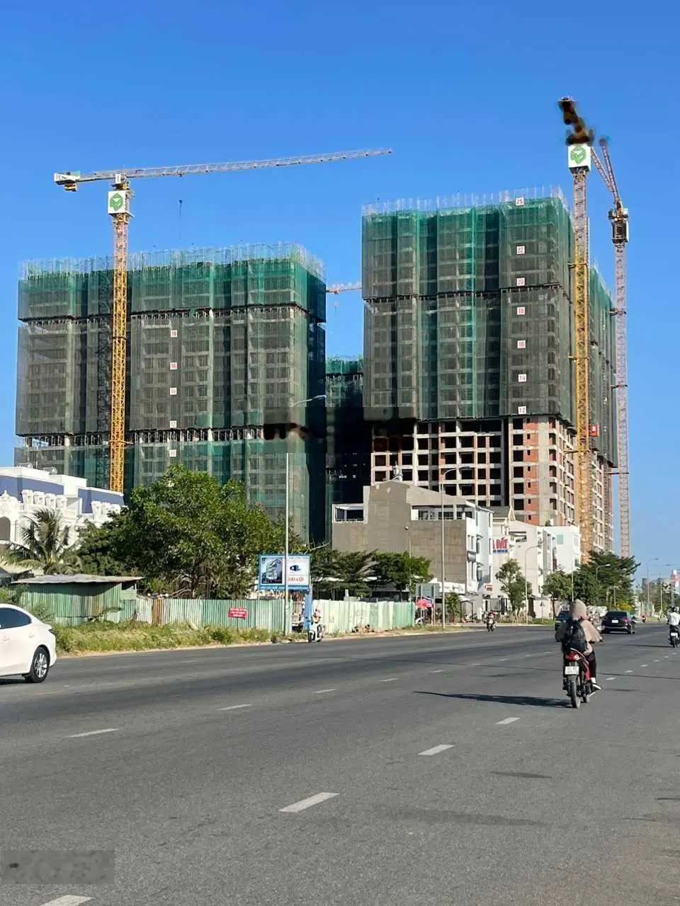 Bán căn 3PN. Giá bao VAT 5.2 tỷ, view Đông Nam mát mẻ. Tầng cao thanh toán 55% ngưng nhận nhà.