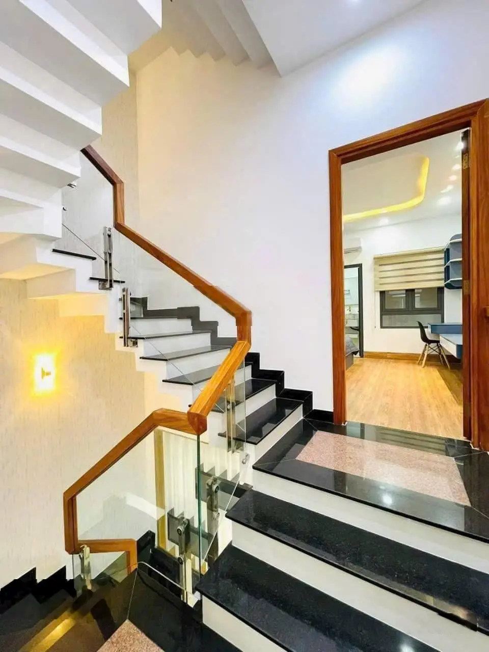 Bán nhà 60m2 đường Số 13 gần hồ bơi Vân Đồn, Q4 giá 3 tỷ 180. Xây 1 trệt 4 lầu - có 5 phòng ngủ