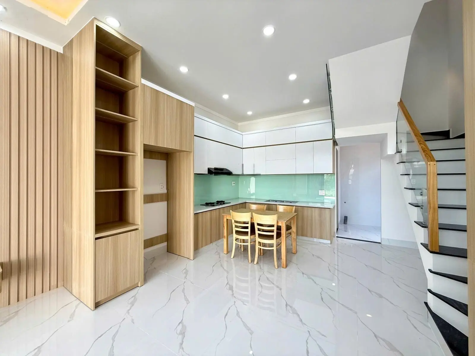 Bán nhà phường Phú Lợi gần vòng xoay Hiệp Thành 3, nhà 1 trệt 2 lầu, 3PN 4WC, sân oto