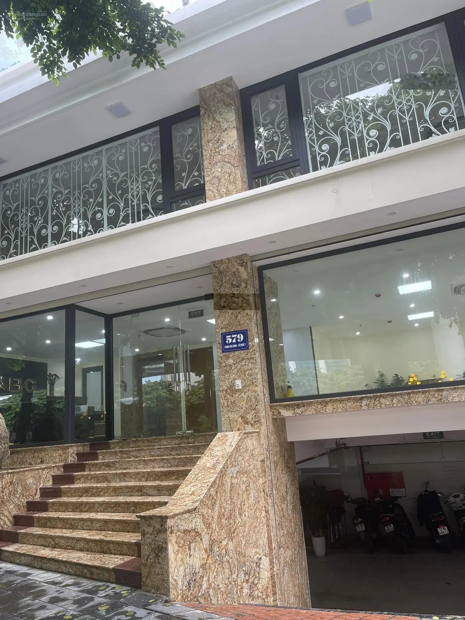 207m2 mặt phố Phạm Văn Đồng, tòa nhà văn phòng hạng a 7 tầng thang máy, view hồ điều hòa bộ công an