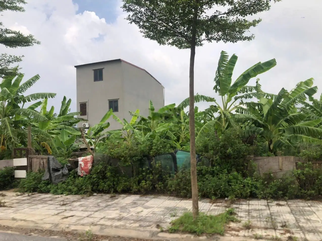 Vị trí đẹp nhất tại khu đô thị Vườn Hồng - Đồng Kỵ. View biệt thự và hồ điều hòa. DT rộng 100m2
