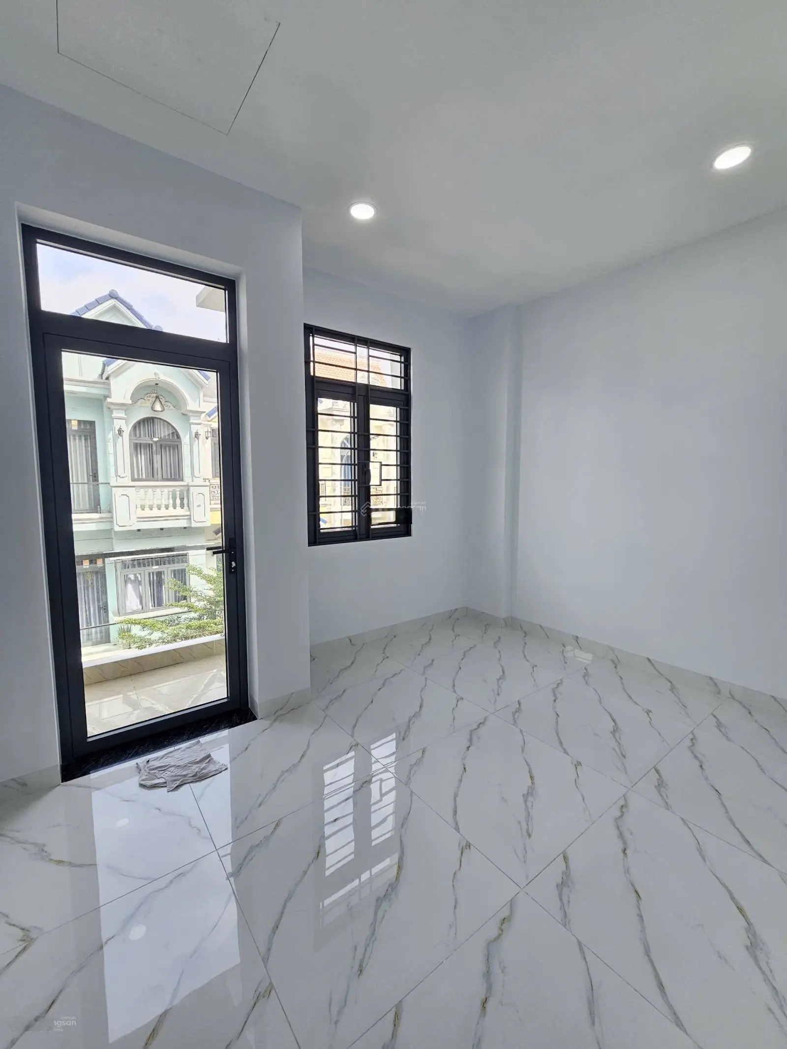 Nhà Phố Rẻ: 3Tỷ950_ Nhà 1 Trệt 2 Lầu Đầy Đủ Nội Thất KDC Gần Ngã Tư Miếu Ông Cù, TP.Thuận An