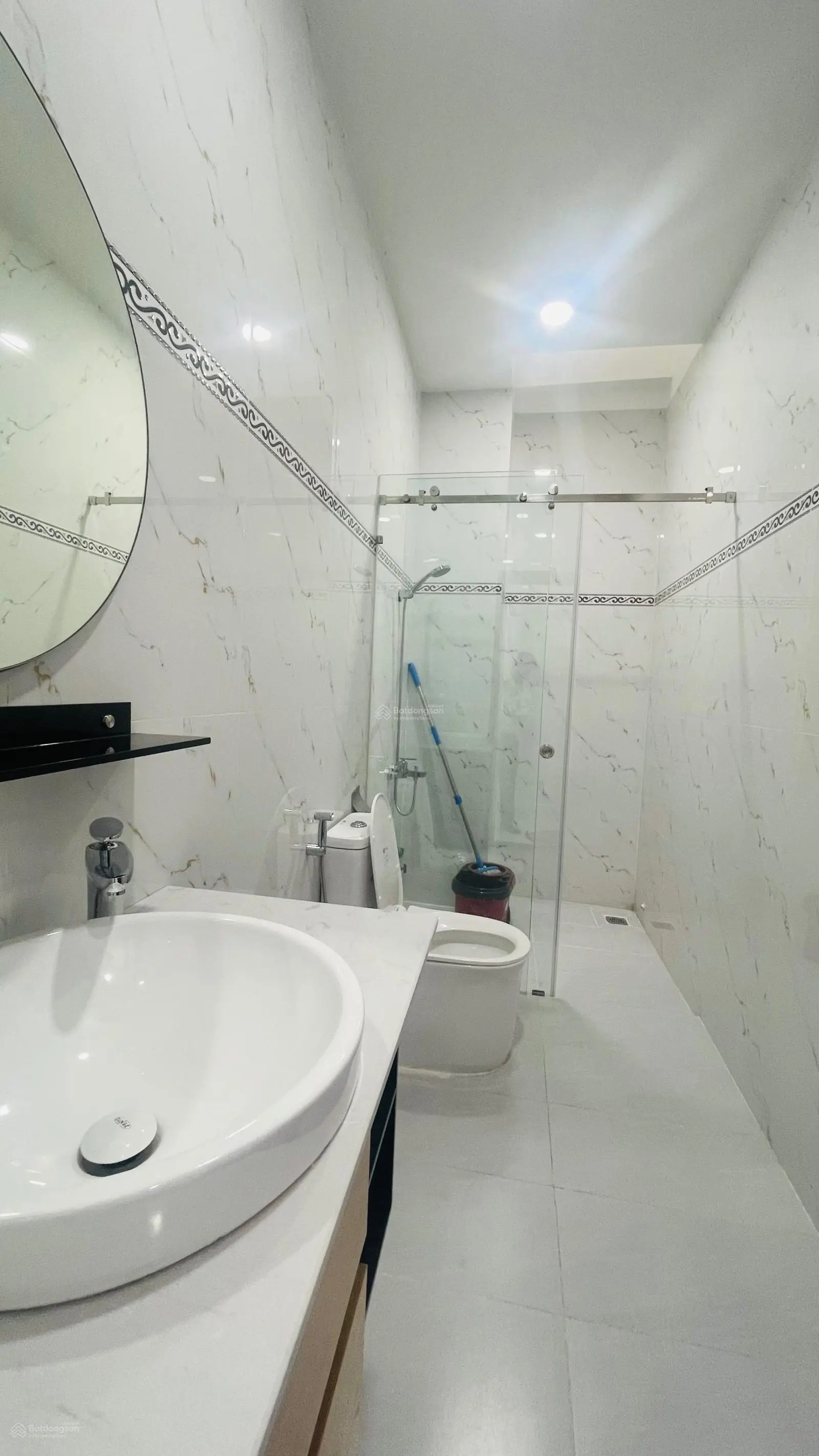 Hạ giá 400 triệu bán nhà mặt tiền đường rộng 13m - vừa ở vừa kinh doanh - cách biển chỉ 3 đi xe