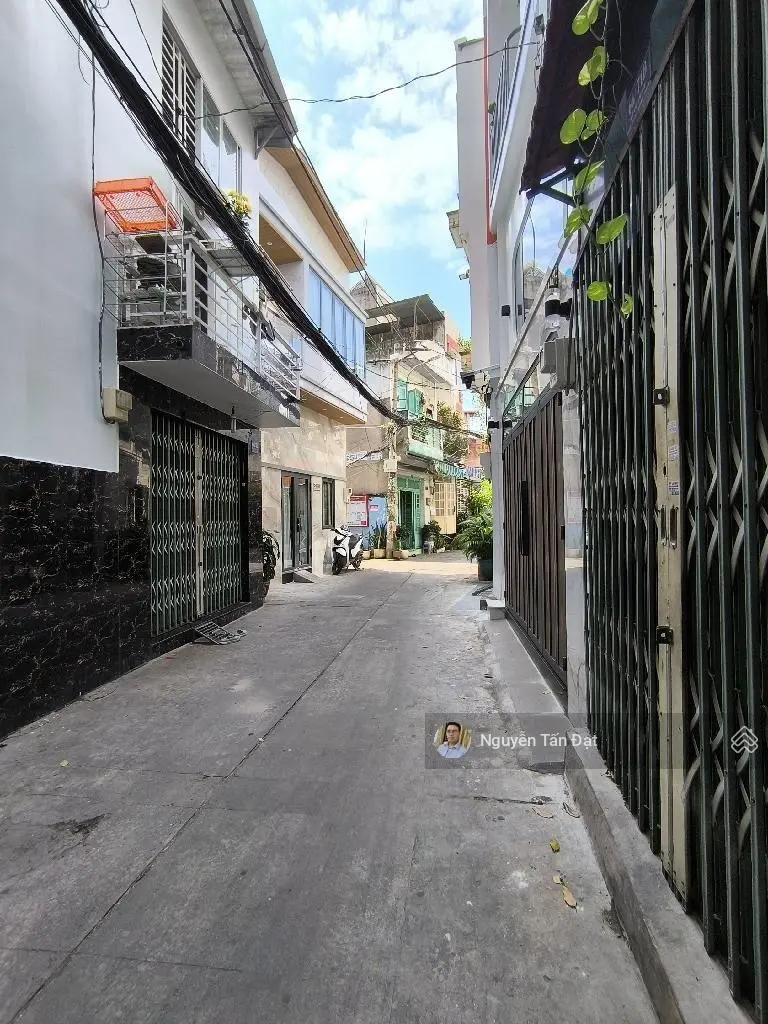 Cần bán gấp nhà 40m2 , sát Q1 - hẻm xe hơi - 4 tầng 4pn - 5.x tỷ