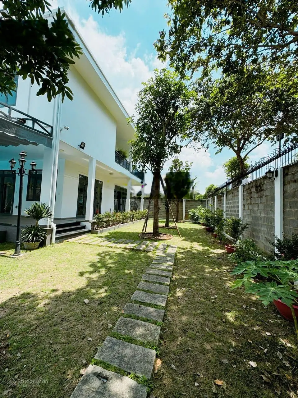 Biệt thư sân vườn nghỉ dưỡng Hóc Môn, hồ bơi, DT 35mx25m, đường 10m, diện tích 875m2, 5PN 6WC