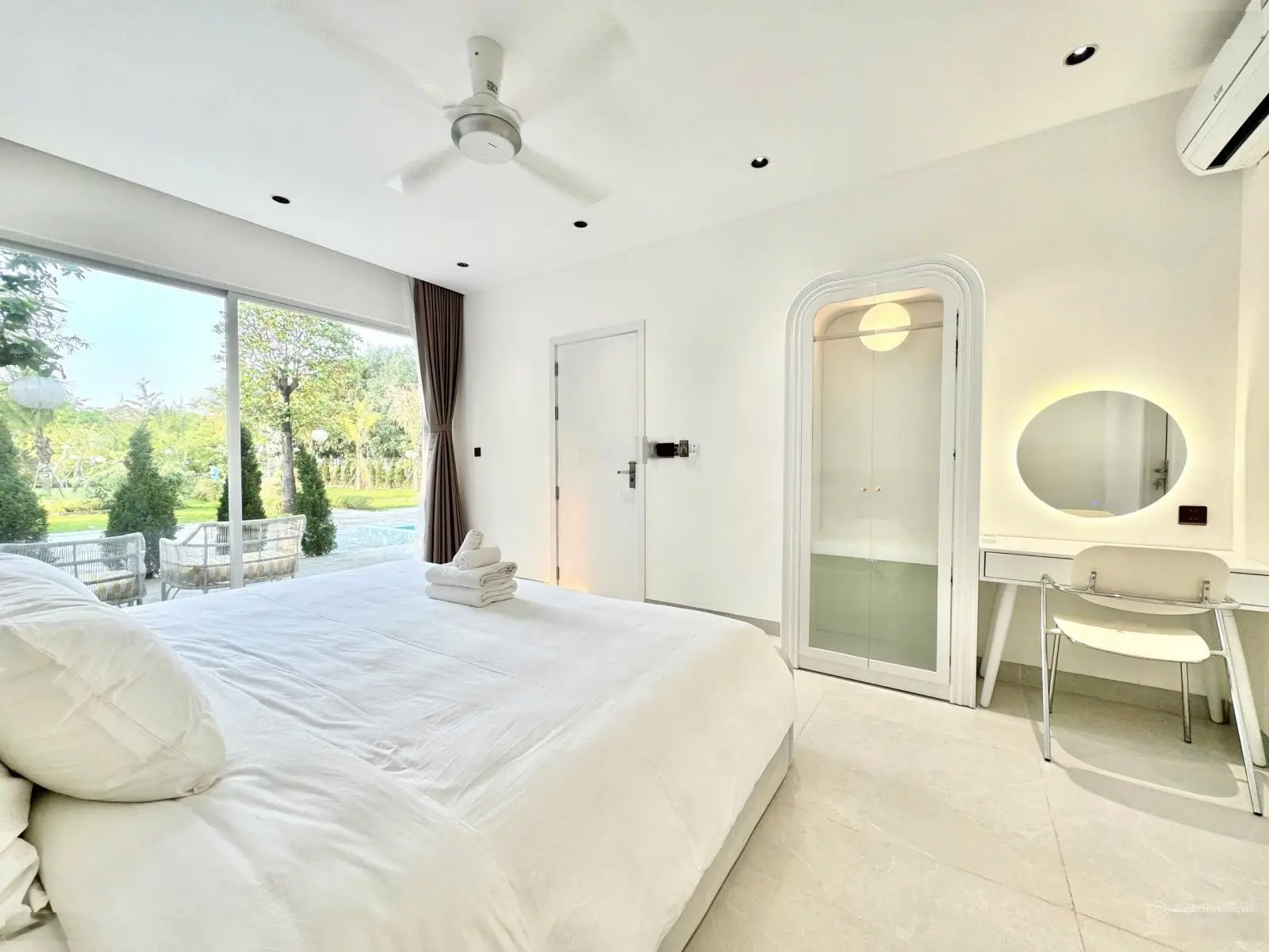 Villa 3MT Chương Dương 1300m2 view sông vườn khủng, siêu hồ bơi, full nội thất, trên 100tr/tháng