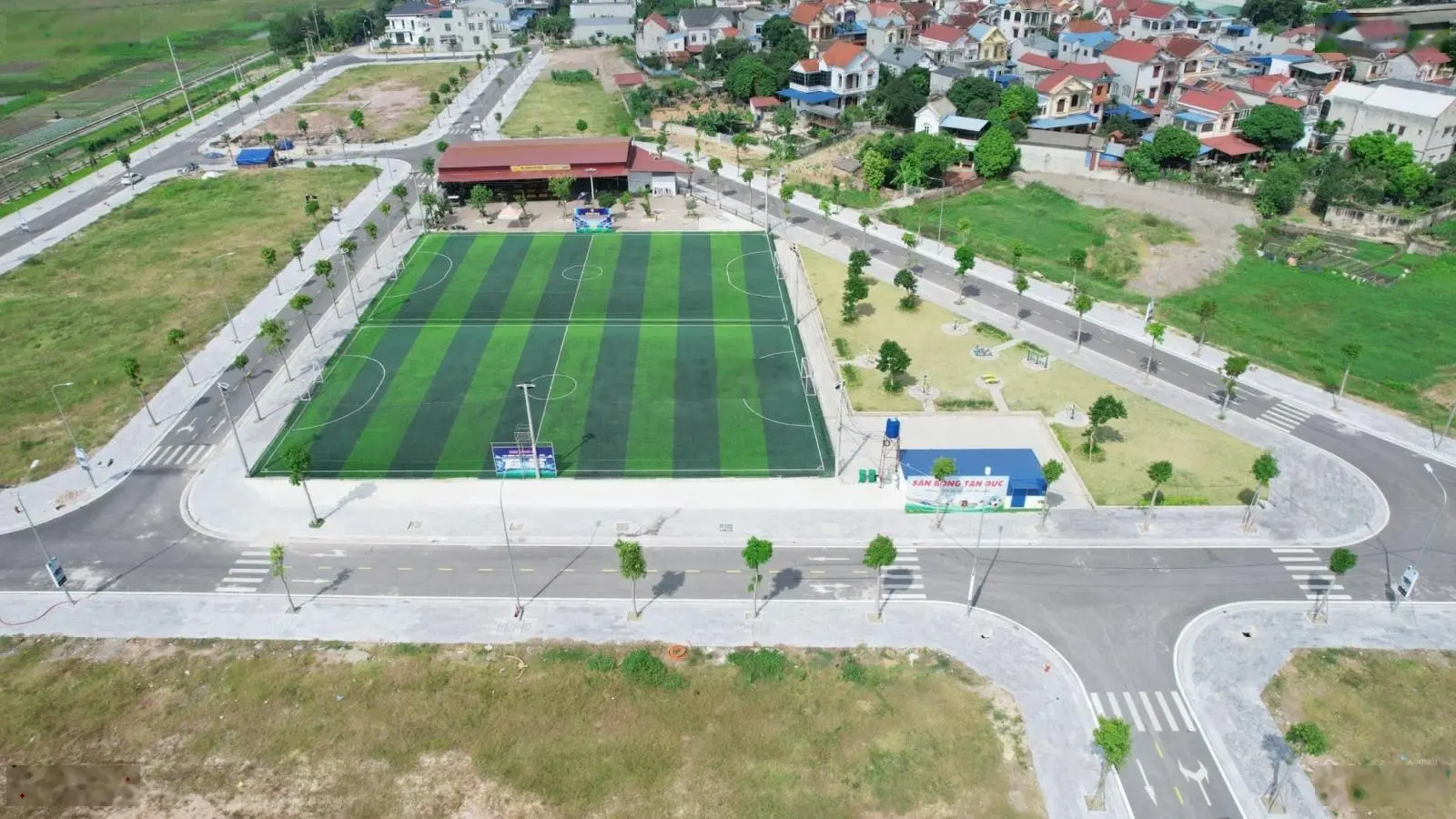 Tân Đức Central Park DT 160m2 giá 17tr/m2 sổ đỏ trao tay CK 12%, view sân bóng