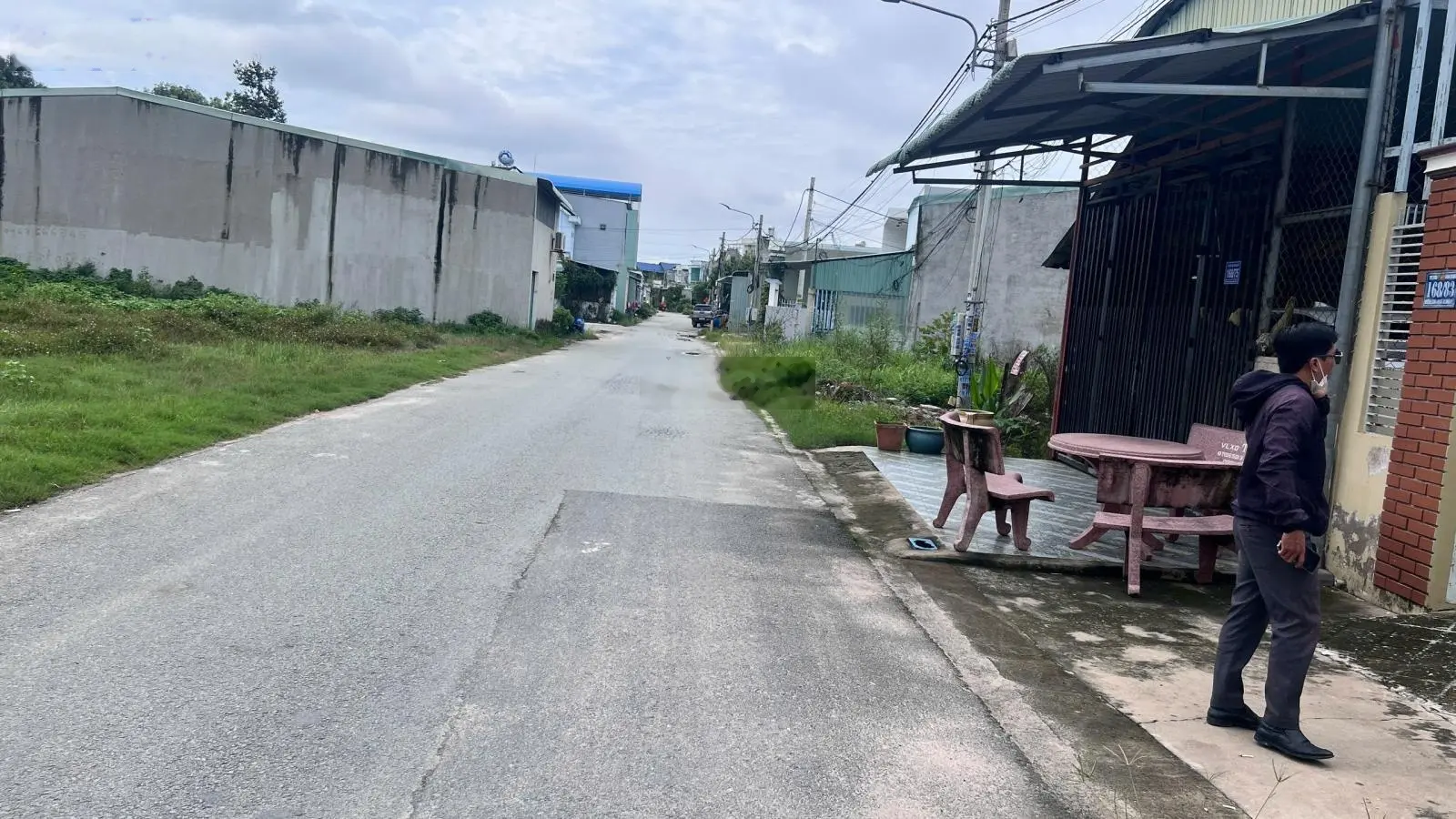 Cần bán gấp nhà 1 trệt 1 lầu 171m2 đất, có 120m2 thổ cư mặt tiền đường nhựa ĐX 006 sân oto
