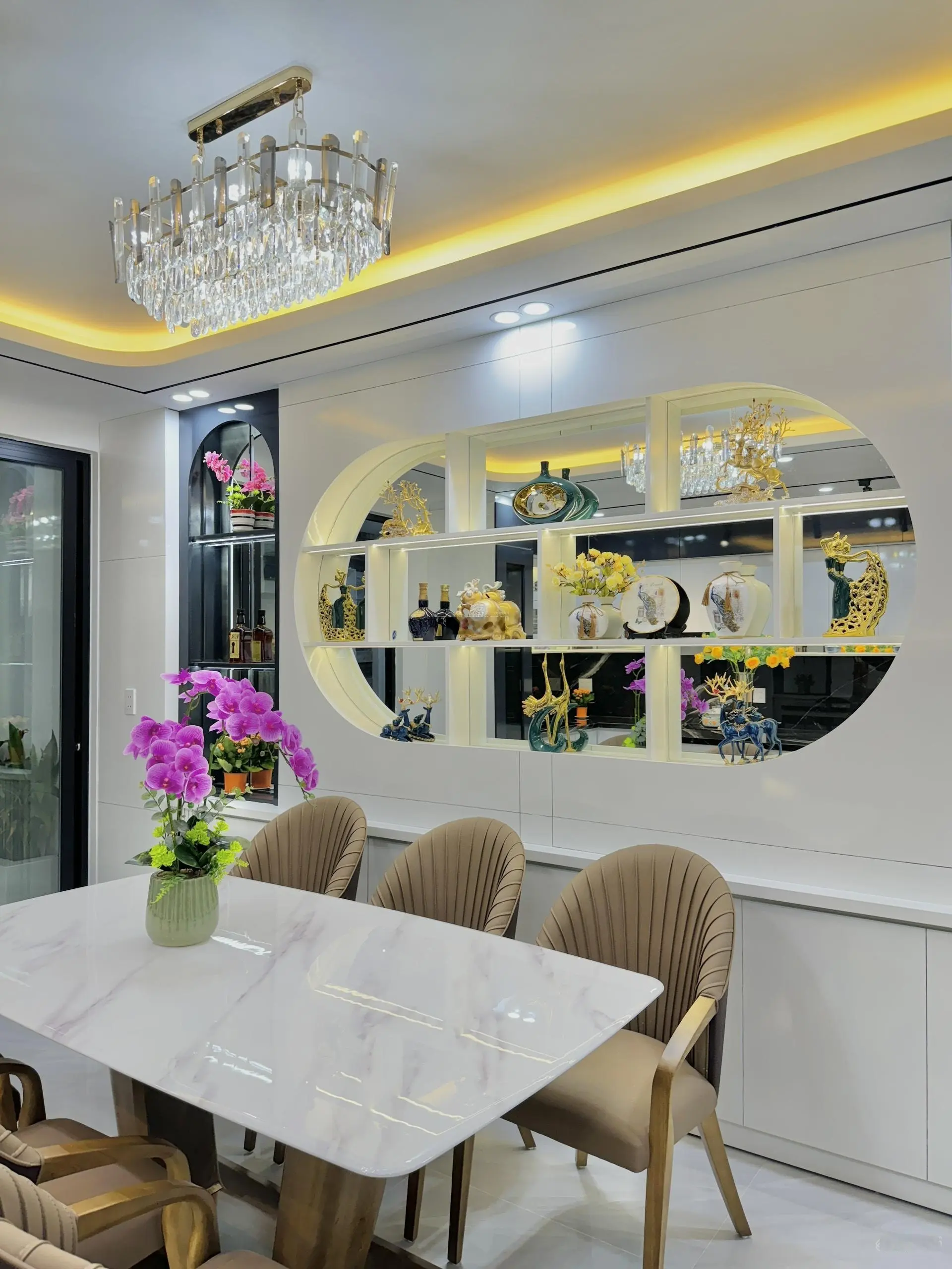 Nhà đẹp Đà Nẵng - Bán gấp nhà 3 tầng Tân Cổ Điển, thông biển, full nội thất nhà mới xây LH 09378943