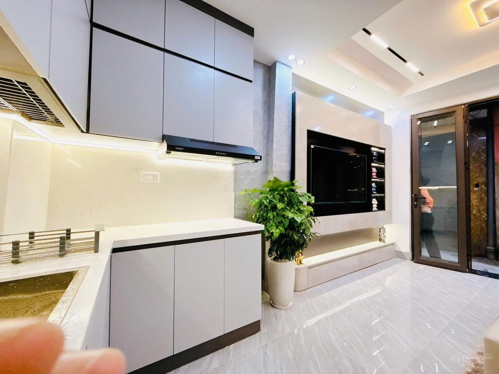 Nhỉnh 4 tỷ có ngay căn nhà 21m2 6 tầng trung tâm Đống Đa ngõ thông