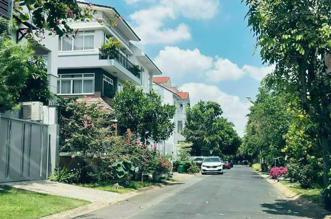 Ngộp bank. Bán biệt thự Thảo Điền gấp DT 448m (18 x 26m) có hồ bơi khu compound. Chỉ 90 tỷ 200tr/m2