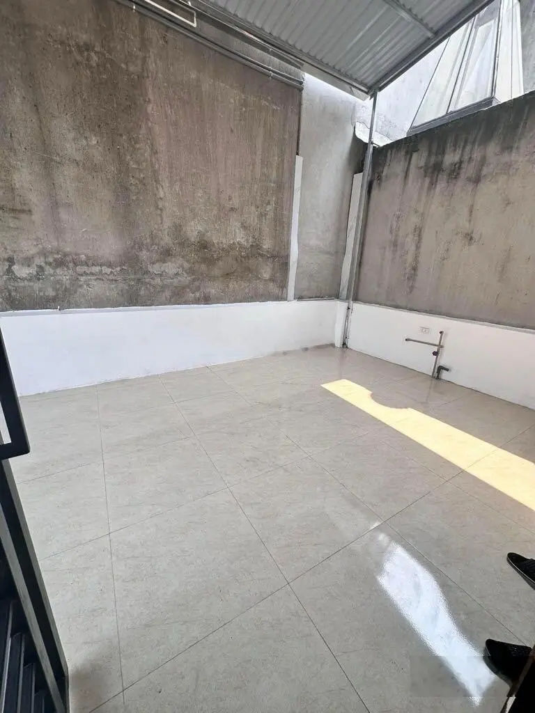 Nhà Q Hai Bà Trưng - sát Hoàn Kiếm - cách phố 50m - nhà lô góc thoáng mát - ngách thông