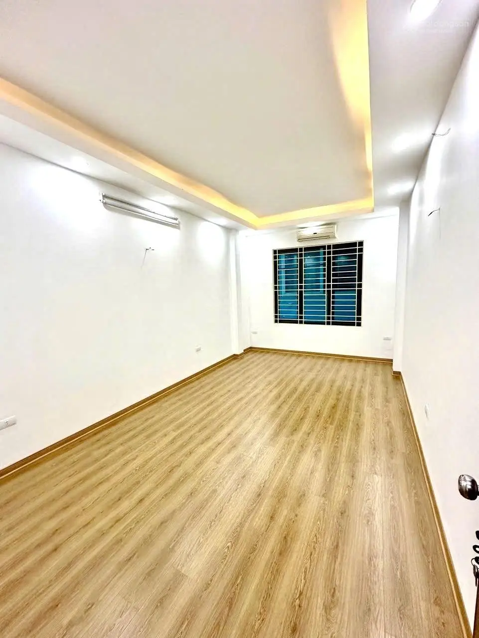 Nhà đẹp Nguyễn Khang. Phân lô , gần ôtô sát phố . sẵn ở ngay