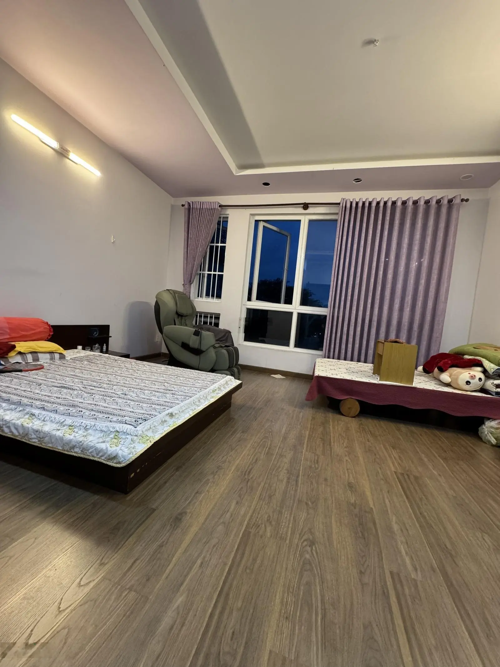 Bán nhà xây sẵn nguyên căn đang ở có sổ hồng riêng 3,5 lầu đường 22m hướng Đông Nam
