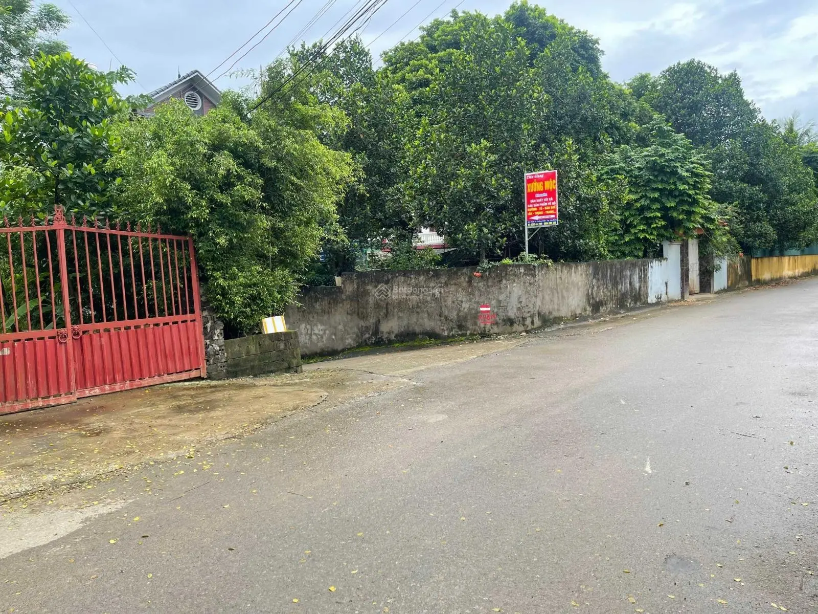 Bán đất bám suối, đường 2 ô tô tránh nhau tại thành phố Hòa Bình