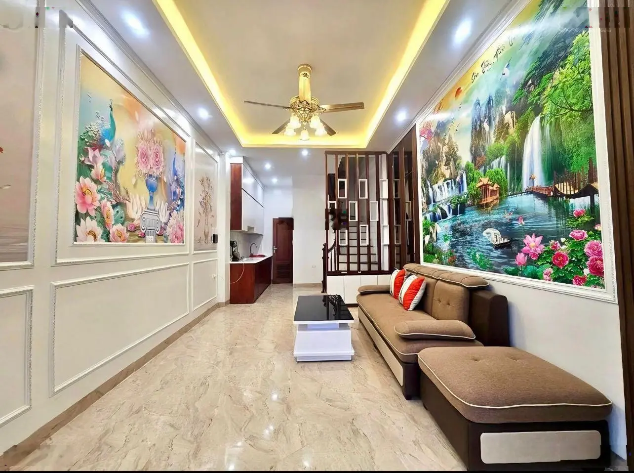 Nhà đang bán nằm ở con phố Trương Định, ngay đầu, ngõ to ba gác, 42m2, xây 5 tầng, nhỉnh nhẹ 5 tỷ