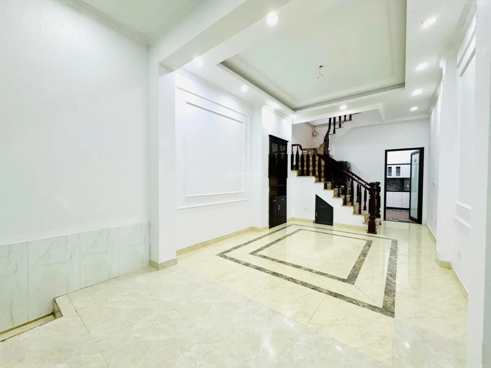 Cần bán căn hộ dịch vụ! Nhà mới dân xây, ngõ ô tô tránh, DT 44m2
