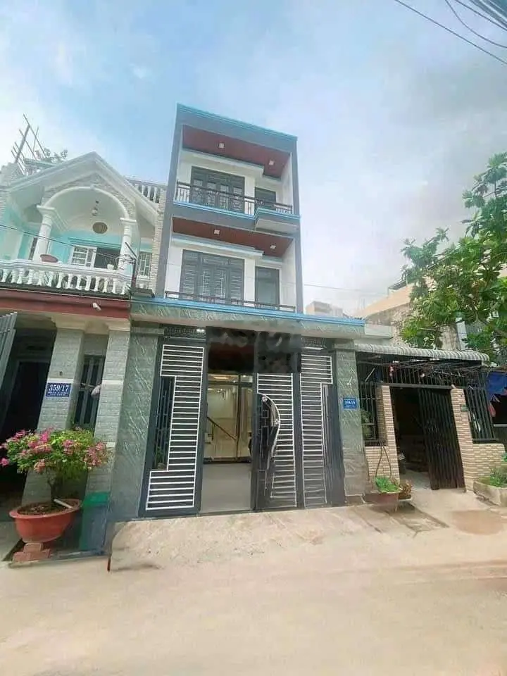 Nhà hoàn công 2 lầu Cách Thủ Đức 500m sân ô tô