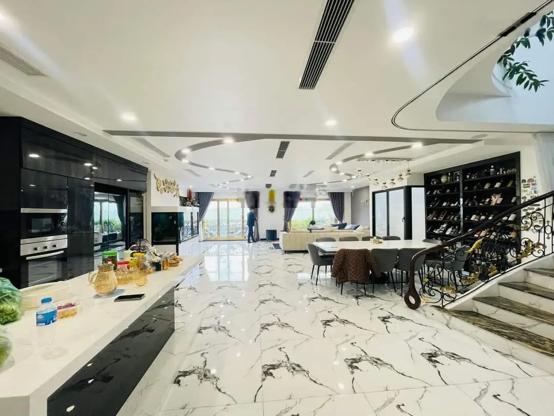 Tòa nhà khu Văn Cao - Hoàng Hoa Thám 295m2 7T thang máy, MT8.2m đường ô tô tránh vỉa hè giá 70 tỷ