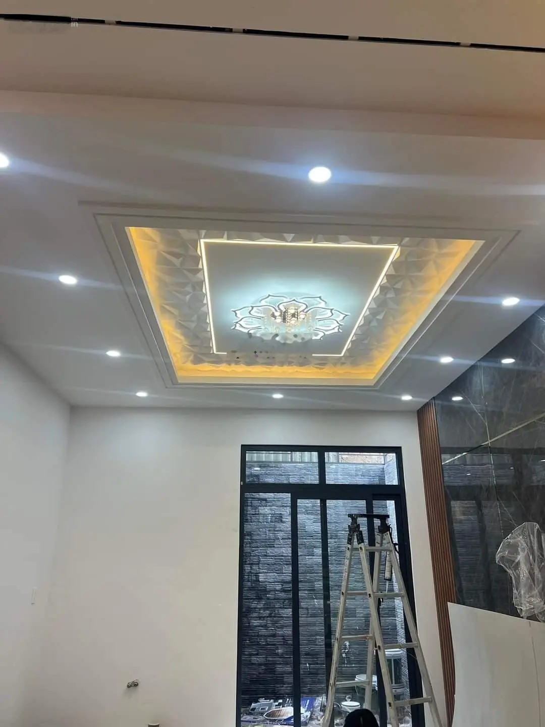 Nhà 1 trệt 2 lầu trục chính KDC Phú Hồng Thịnh 8 đang vào nội thất như hình