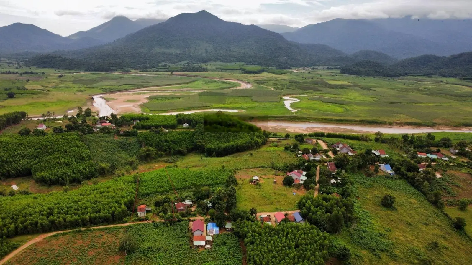 Chính chủ cần bán lô đất diện tích lớn, sổ hồng riêng, thổ cư, view hồ, giá 750 triệu