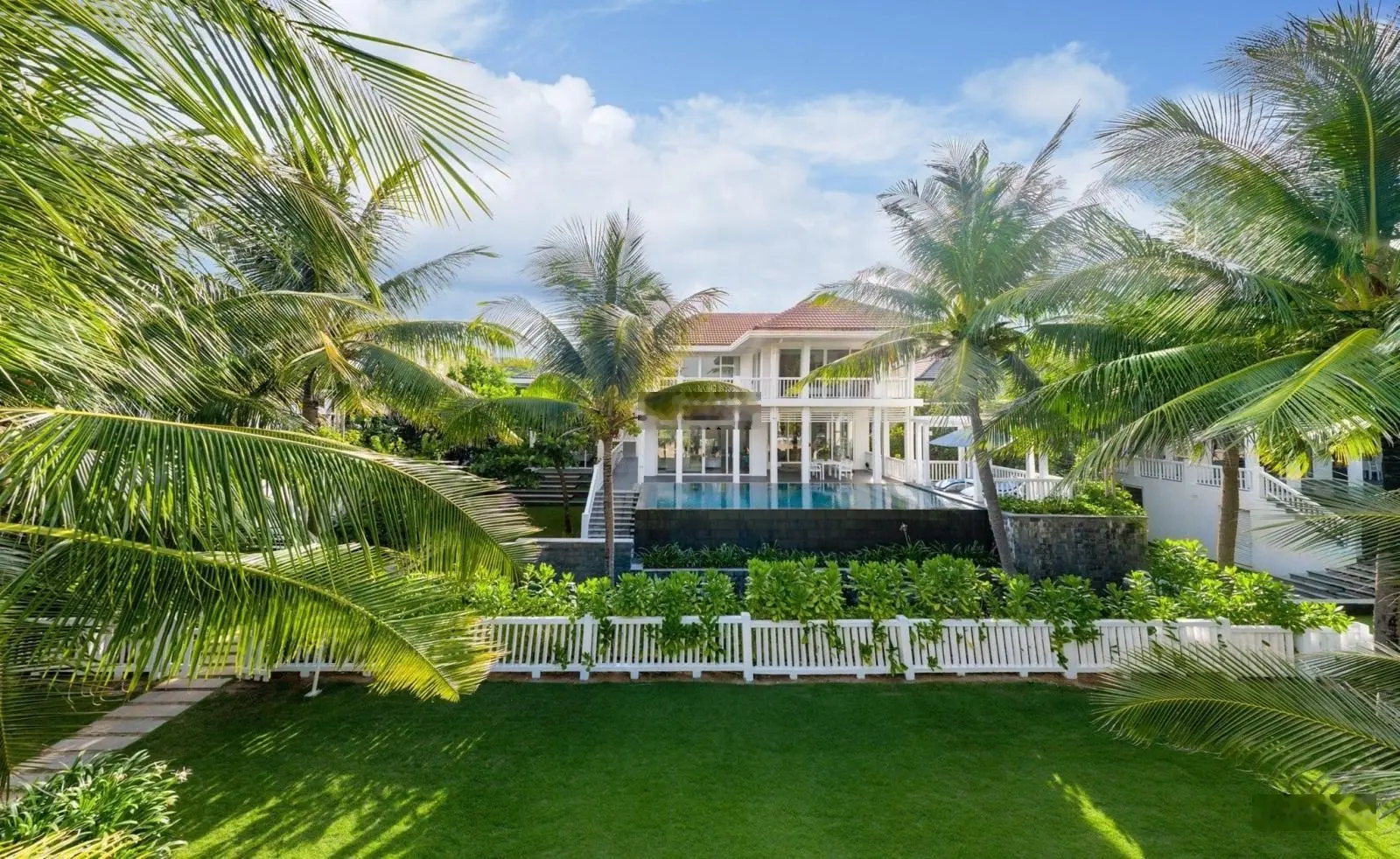 Giảm ngay 4 tỷ - bán gấp biệt thự nghỉ dưỡng Premier Village - mặt biển Mỹ Khê, Đà Nẵng