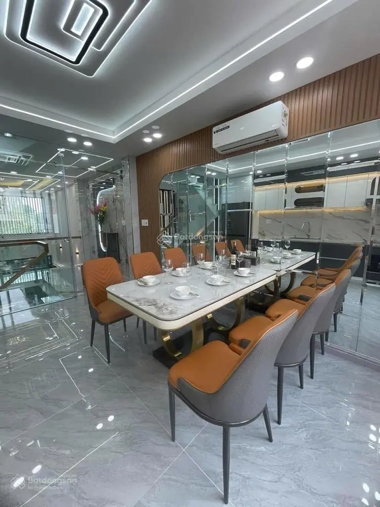 Nhà 5 tầng trong khu phân lô đồng bộ, full nội thất, đường Lê Thị Riêng, DT 60,5m2 (4,4x14), Q12