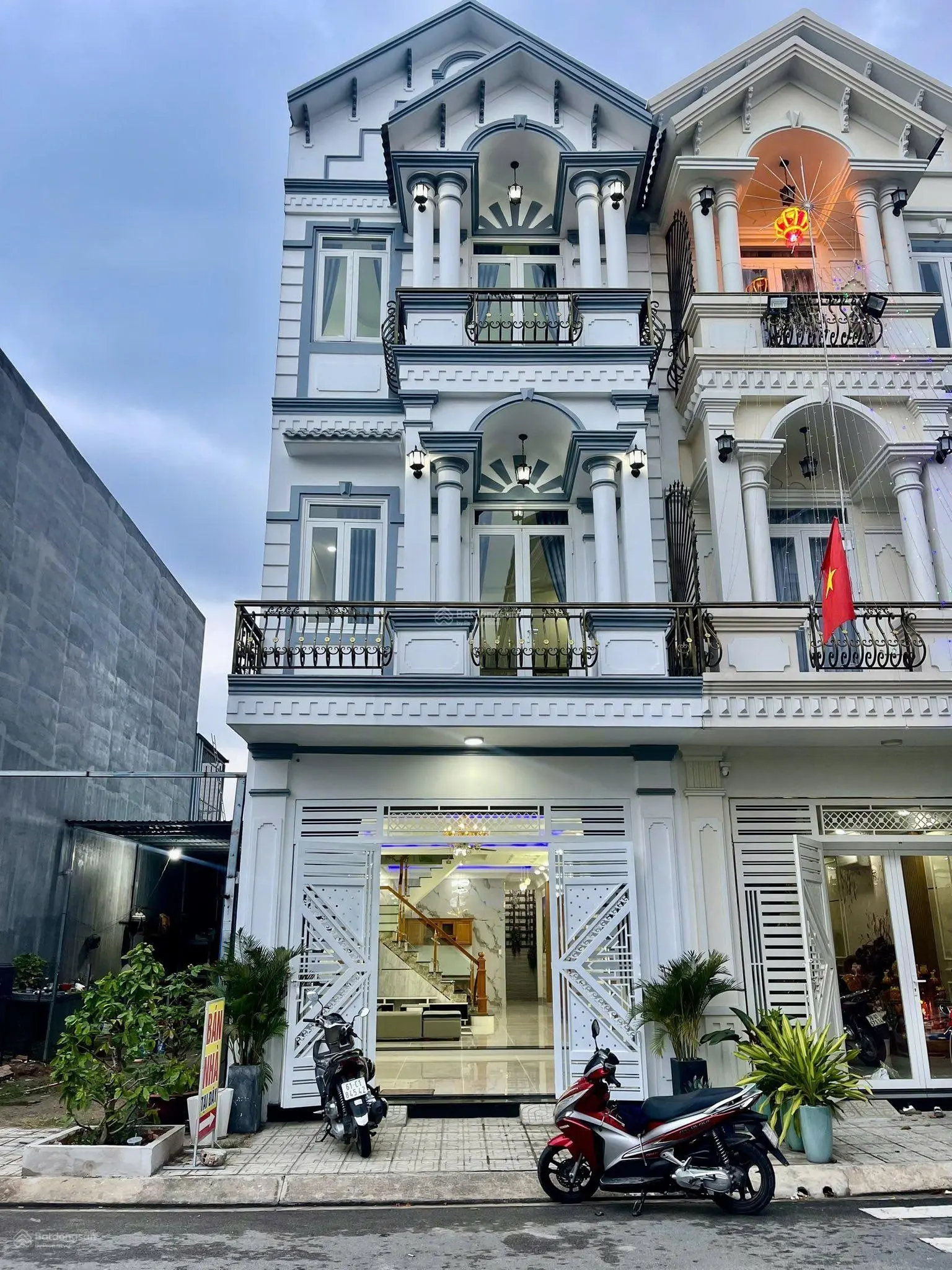 Bán nhà 1 trệt 2 lầu mới hiện đại trong KDC gần vòng xoay An Phú, Thuận An
