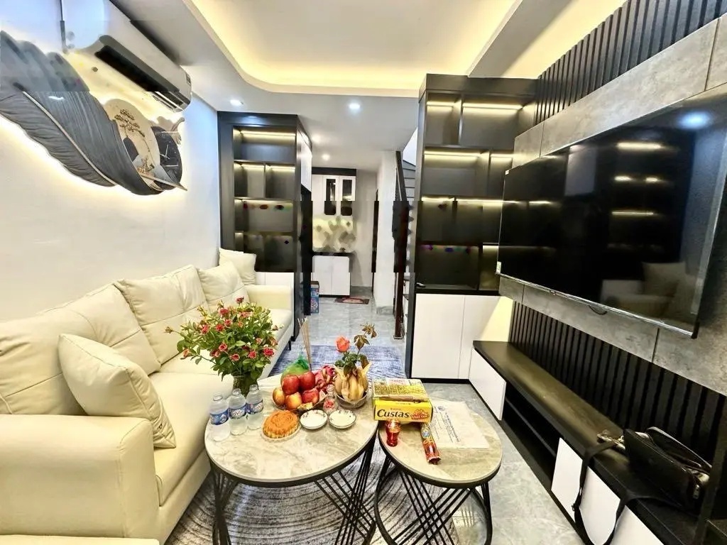 Chính chủ tôi cần bán gấp nhà Ngọc Lâm MT rộng 38m2 5 tầng ô tô, lô góc chỉ 5.x tỷ