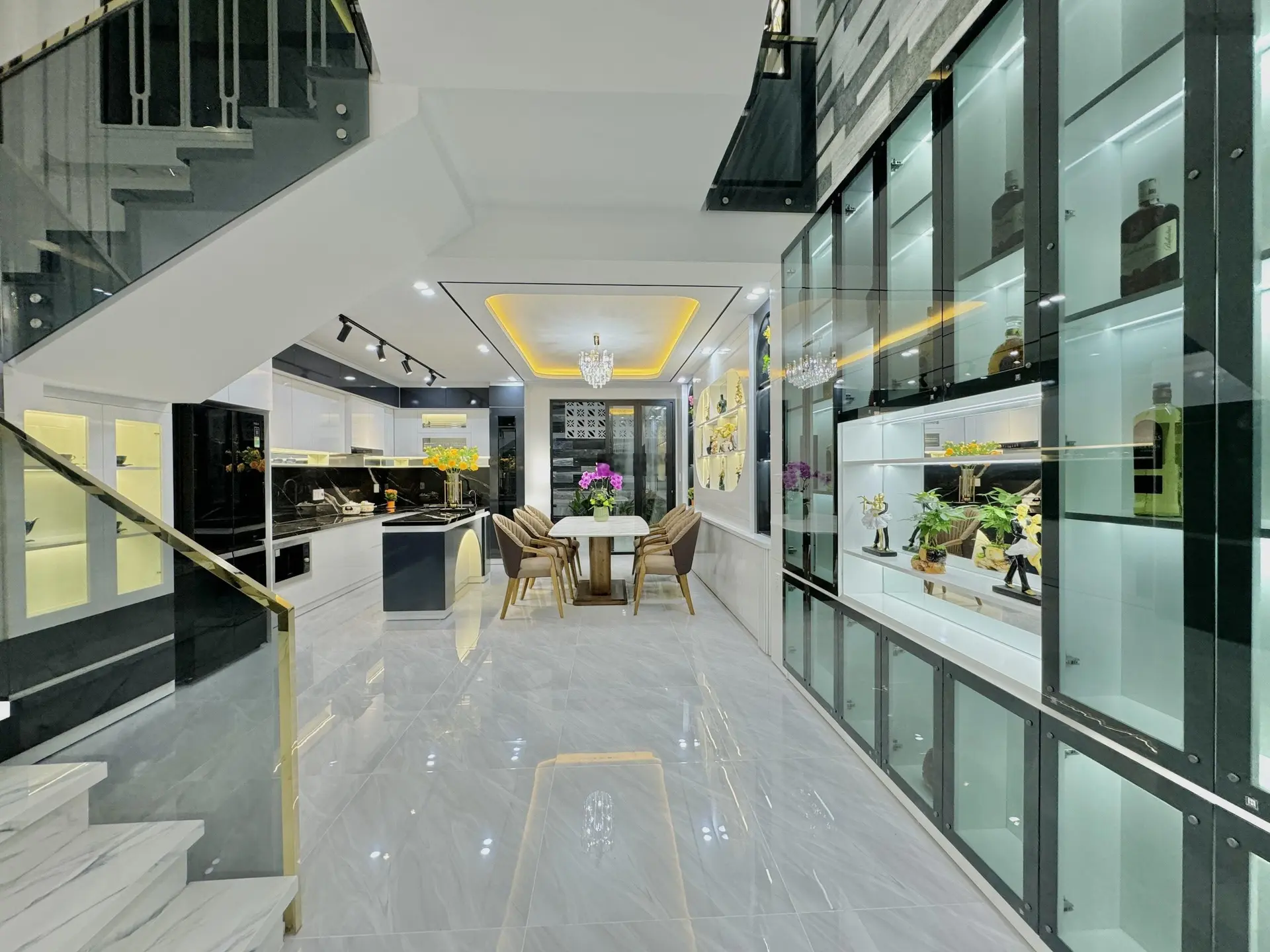 Nhà đẹp Đà Nẵng - Bán gấp nhà 3 tầng Tân Cổ Điển, thông biển, full nội thất nhà mới xây LH 09378943