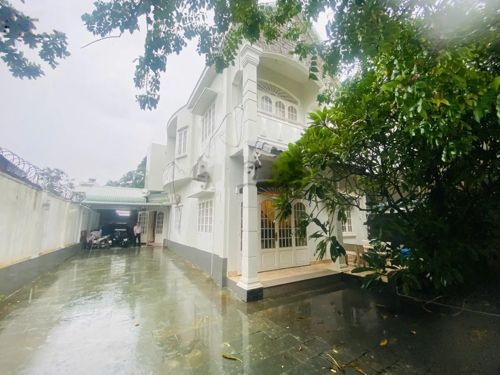 Căn biệt thự sân vườn (216m2) mặt tiền kinh doanh ngay ngã tư ga. quận 12