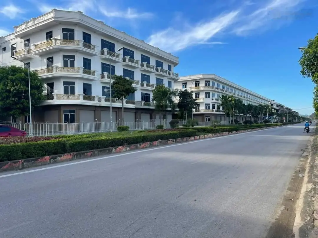 HÀNG HOT! Bán nhà mặt phố 180m2, mt 10m ngay mặt Đường CSEDP, Quảng Thắng, TP. Thanh Hóa