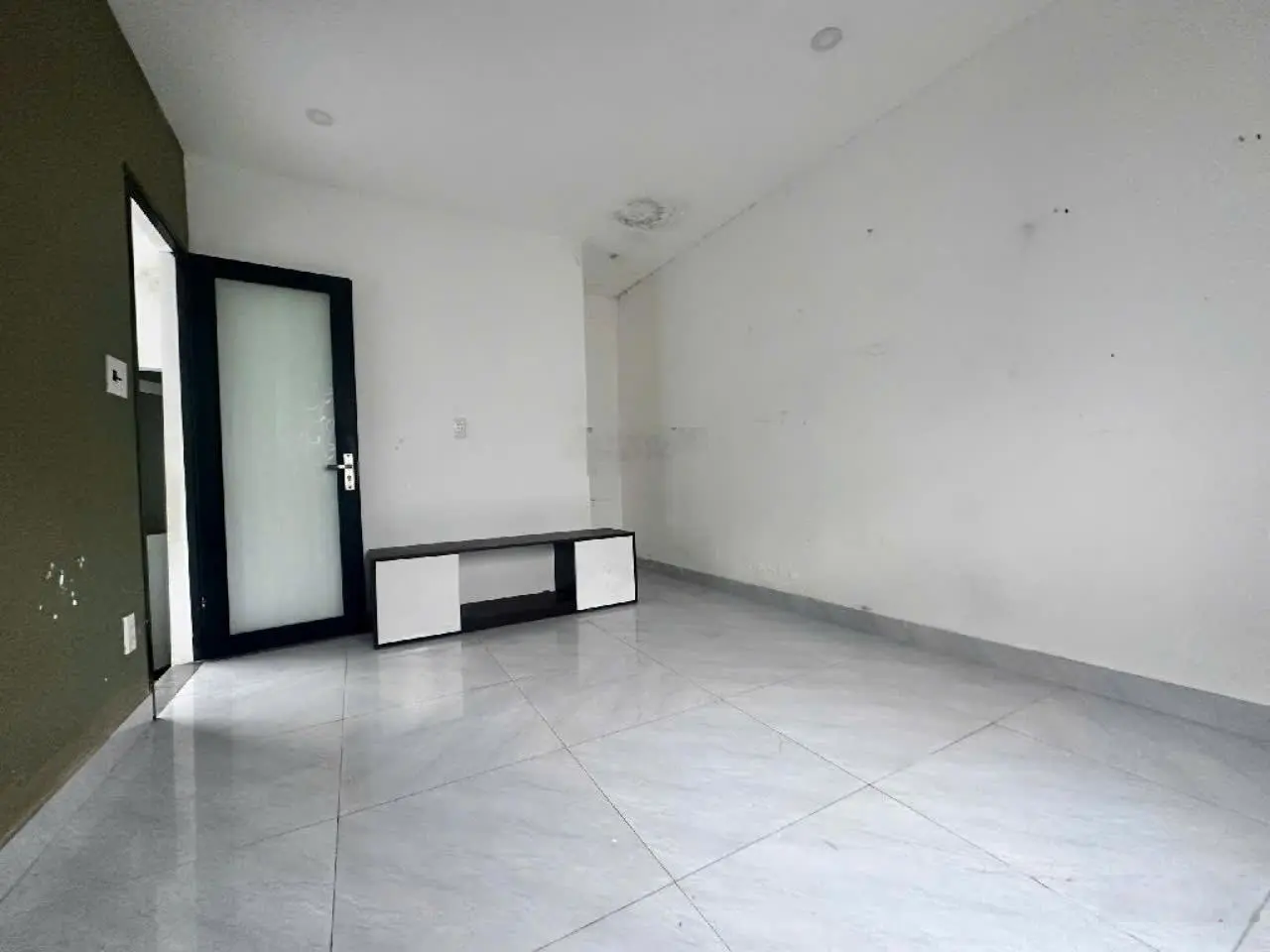 2 tỷ 600 triệu - nhà 2 tầng - ô tô để trước nhà- duy nhất 1 căn mặt phố lê văn an.